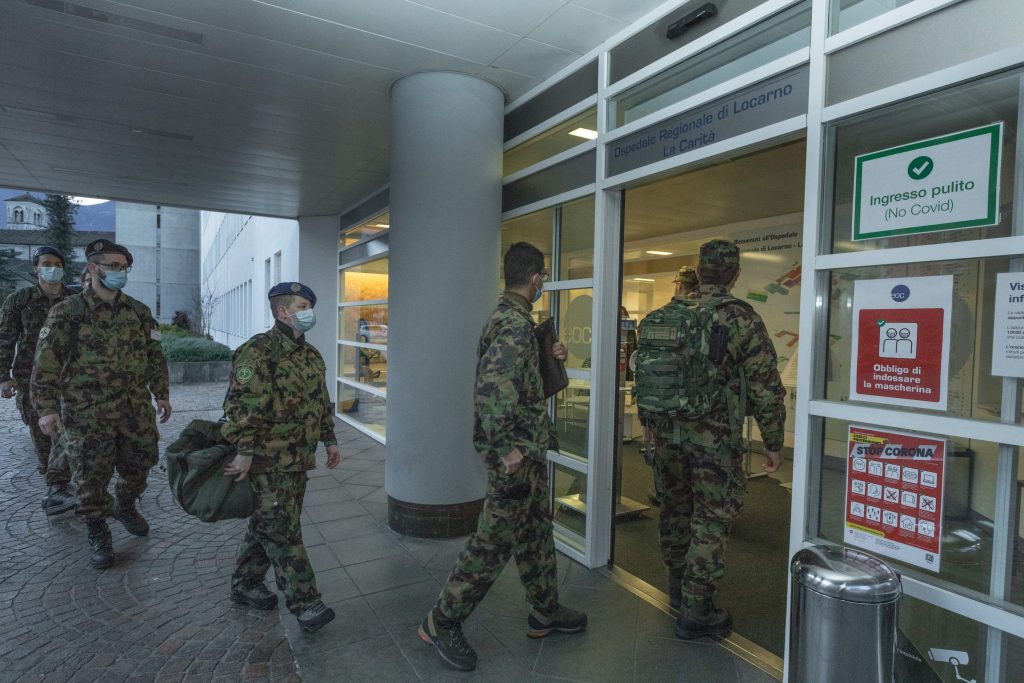 Sono 12 i militi volontari giunti alla Carità di Locarno in appoggio ai curanti (Didier Ruef)