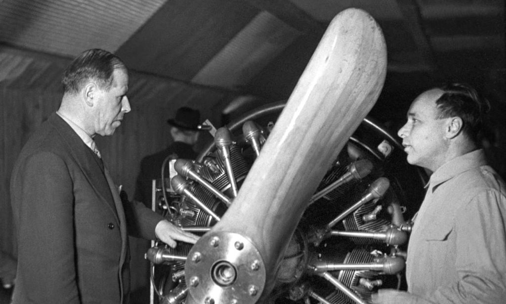 Emil Georg Bührle con un operaio in occasione dell’apertura della fabbrica di elettrodi a Zurigo-Oerlikon, reparto motori aerei, 1942 (Keystone)