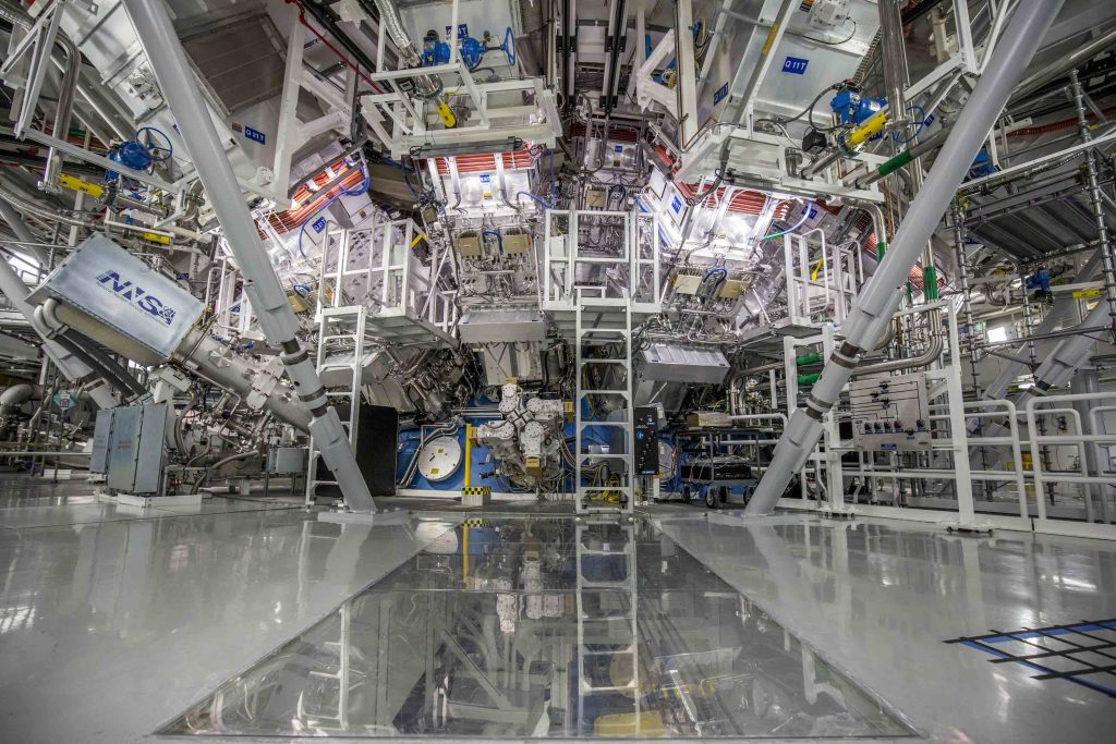 La camera del bersaglio della National Ignition Facility dell’LLNL, dove lo scorso dicembre 192 fasci laser hanno innescato la reazione di fusione (llnl.gov)