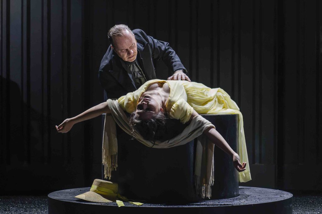 Nella foto Camila Meneses e Christian Tschelebiew (© Luzerner Theater/Ingo Hoehn)