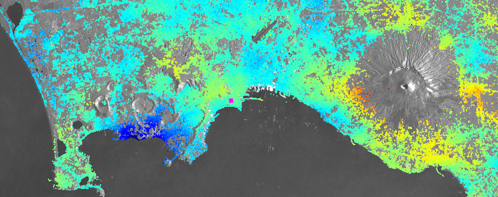 Dieci scansioni radar Sentinel-1A combinate mostrano la deformazione del suolo attorno alla città di Napoli, con i Campi Flegrei e il vulcano Vesuvio (ESA)
