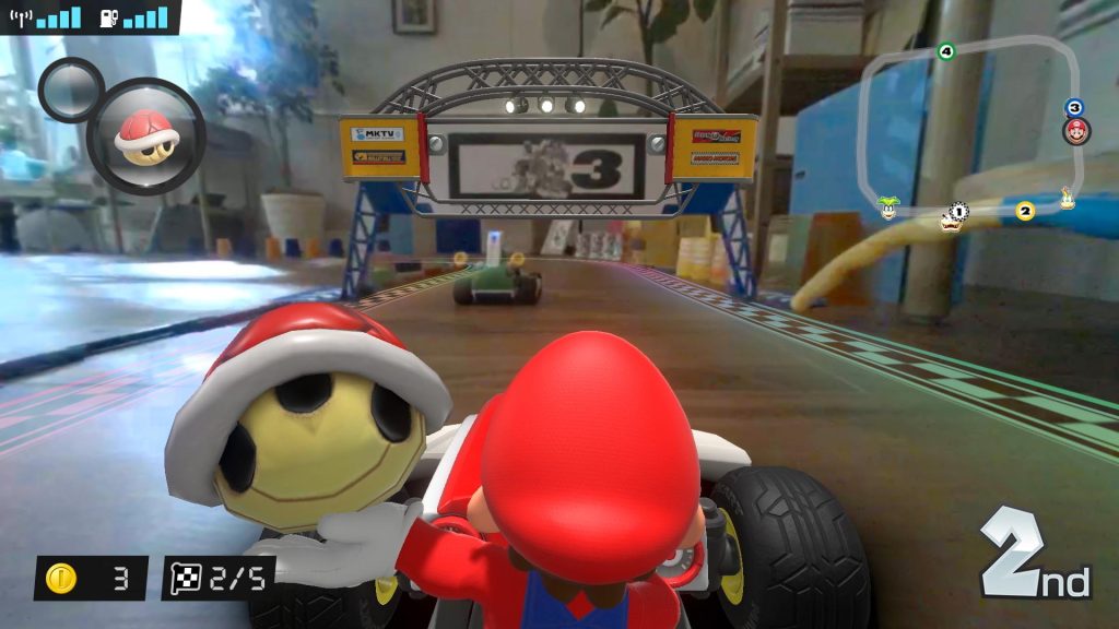 Il giocatore ha il punto di vista del go-kart radiocomandato collegato wireless alla console (2020 Nintendo of Europe)