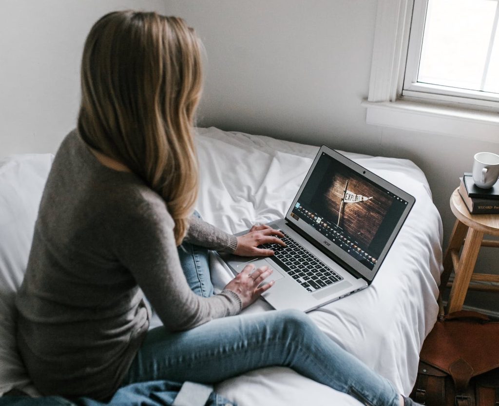L’isolamento domestico ha reso popolari molti servizi online (Pexels)