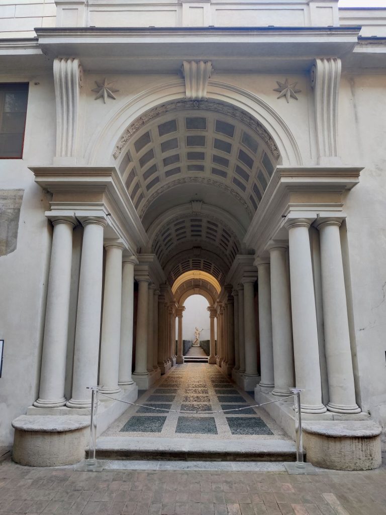 La Colonnata (o Prospettiva) illusionistica realizzata nel 1653 da Francesco Borromini per il cardinal Bernardino Spada (Mario Messina)