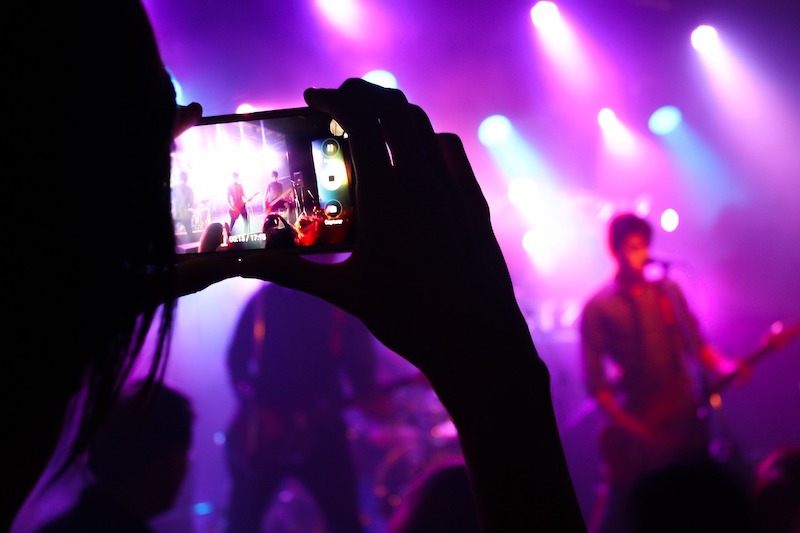 Tra reale e virtuale nell’ambito del leisure: spesso i creatori di eventi devono promuovere comunque la propria offerta tramite i social. (G.Doti/Pixabay)
