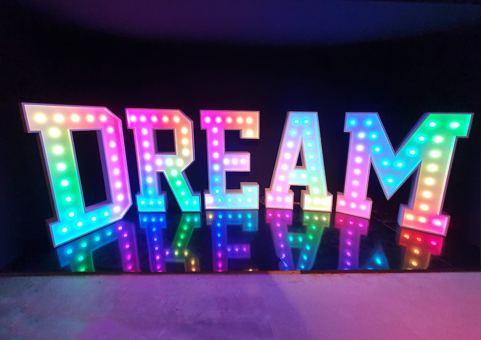 Una scritta al neon all’interno del Museum of Dreamers