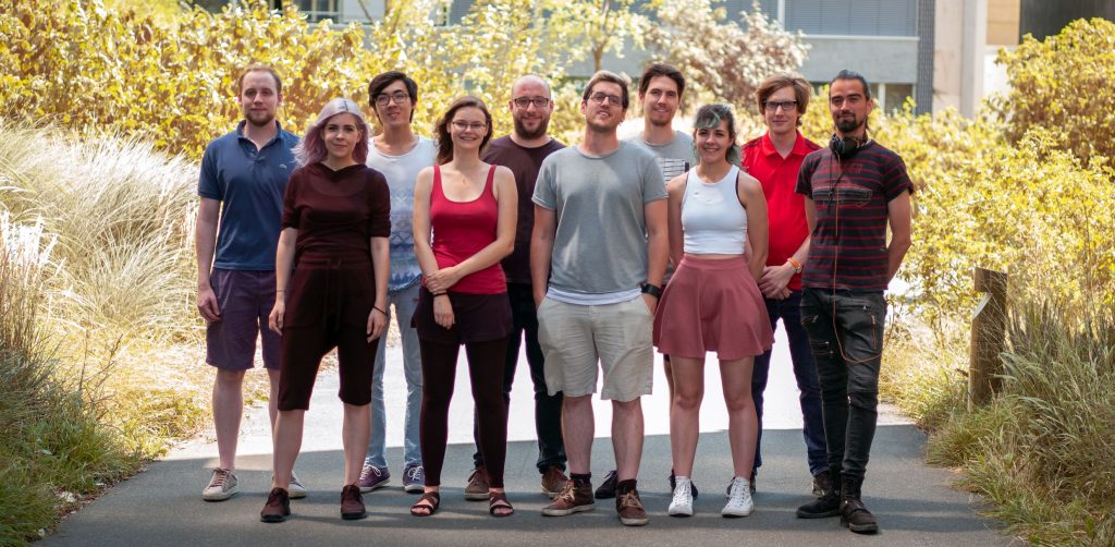 Il team dello studio Stray Fawn, Philomena Schwab è la quarta da sinistra (strayfawnstudio.com)