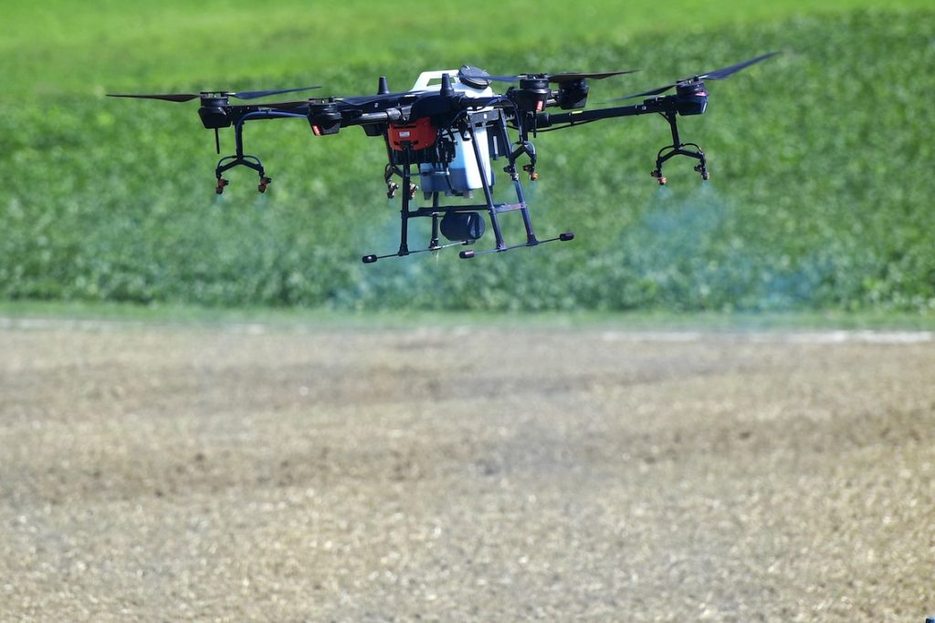 Drone usato in ambito agricolo in un progetto di ottimizzazione e riduzione dell’uso di pesticidi attualmente in corso in 60 aziende svizzere (Keystone)