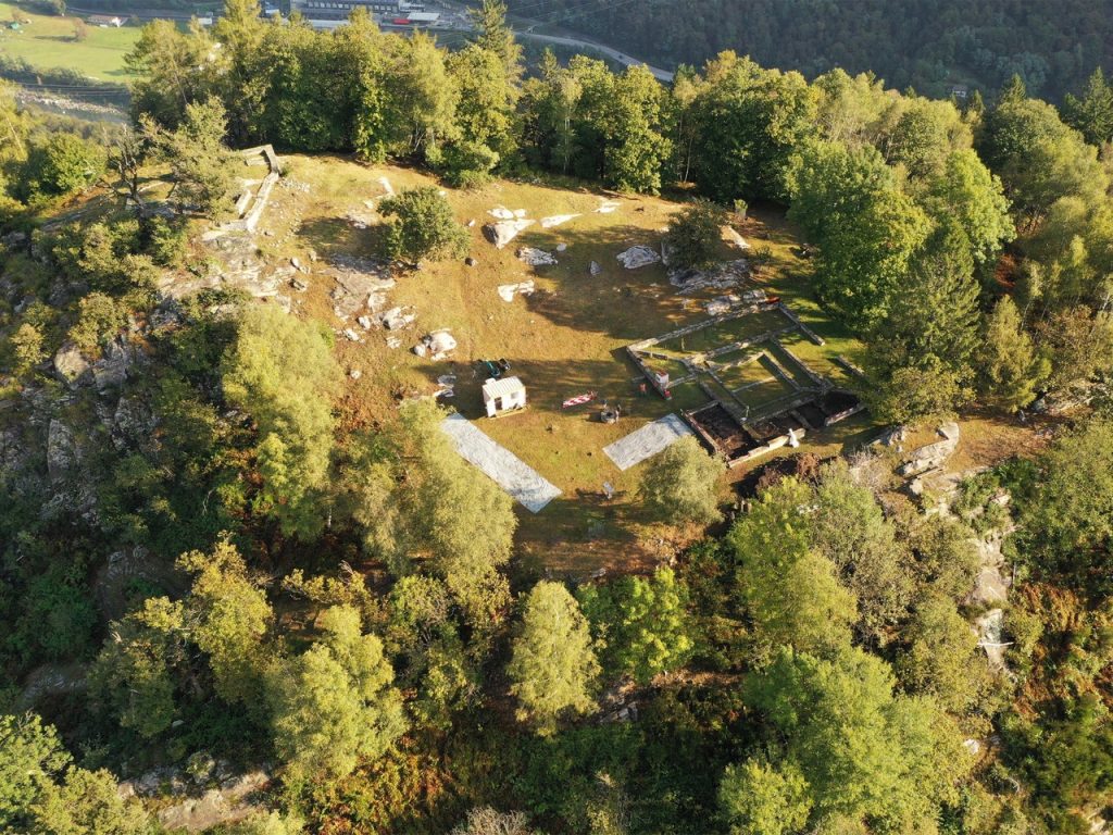A caratterizzare il sito archeologico di Tegna è l’imponente fortificazione a pianta quadrata edificata tra il 450 e il 500 d.C (Mattia Gillioz)