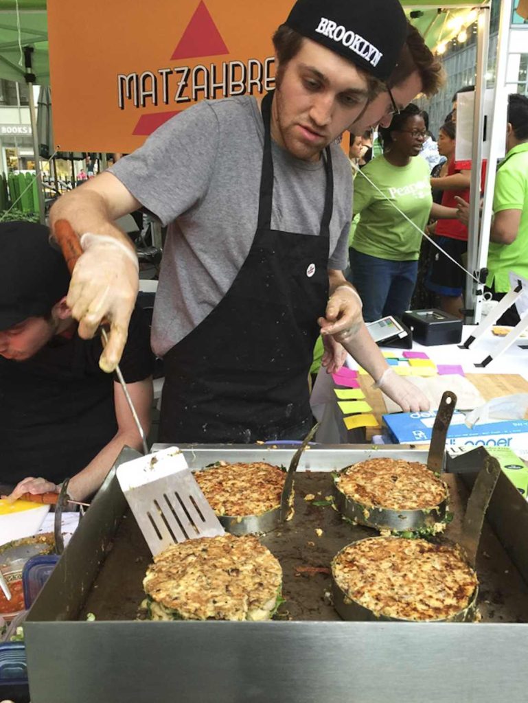 
Cibo vegano sulle strade di New York, i Matzahbrei
