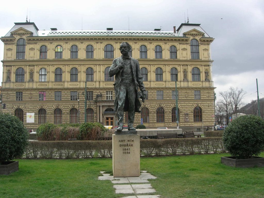 Il monumento commemorativo dedicato a Dvořák sito di fronte al Rudolfinum, dove diresse il primo concerto della Filarmonica Ceca (Wikipedia)