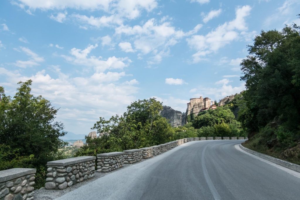 Il monastero di Varlaam in lontananza