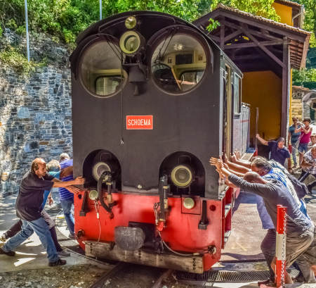 Le complesse operazioni di inversione della direzione del treno a Milies (Dimitris Vetsika)