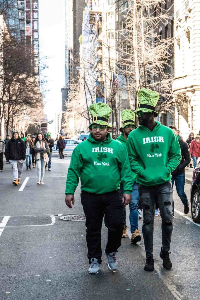 Alla sfilata assistono adulti e bambini con abbigliamento e accessori ispirati all’Irlanda