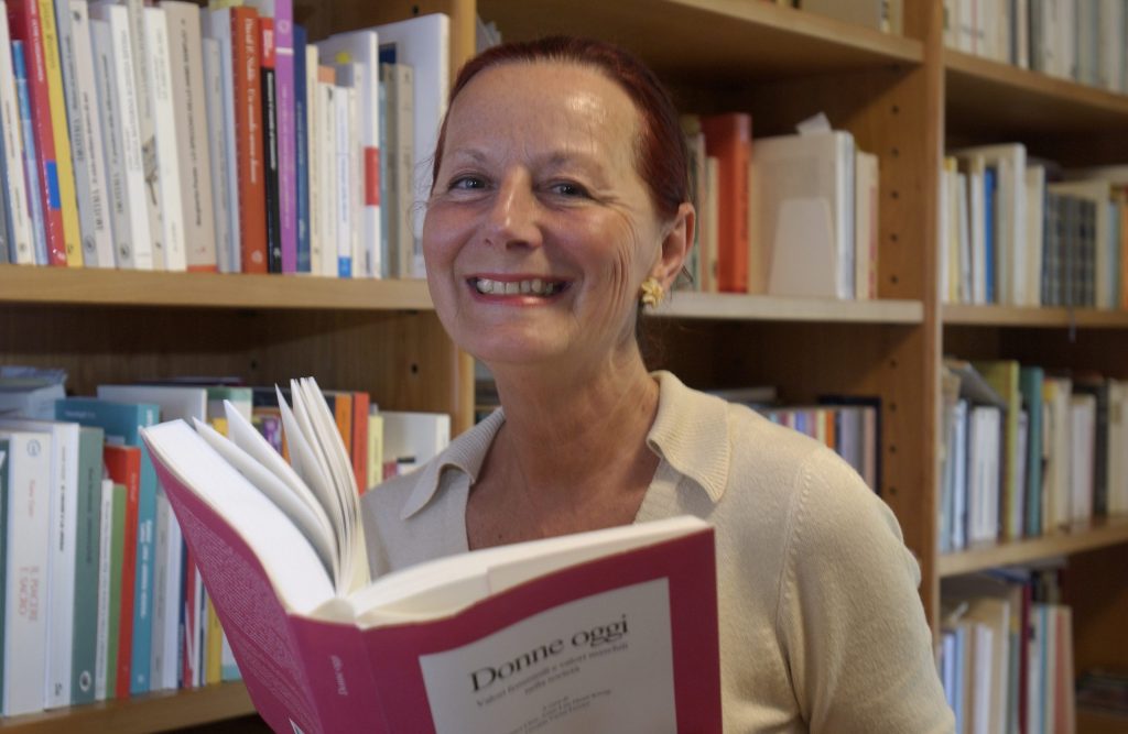 Franca Cleis sorridente nel suo studio (© Sandro Mahler)