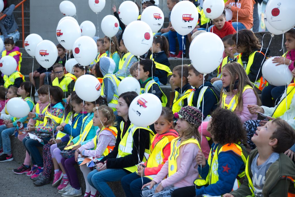 I bambini poco prima del lancio dei palloncini