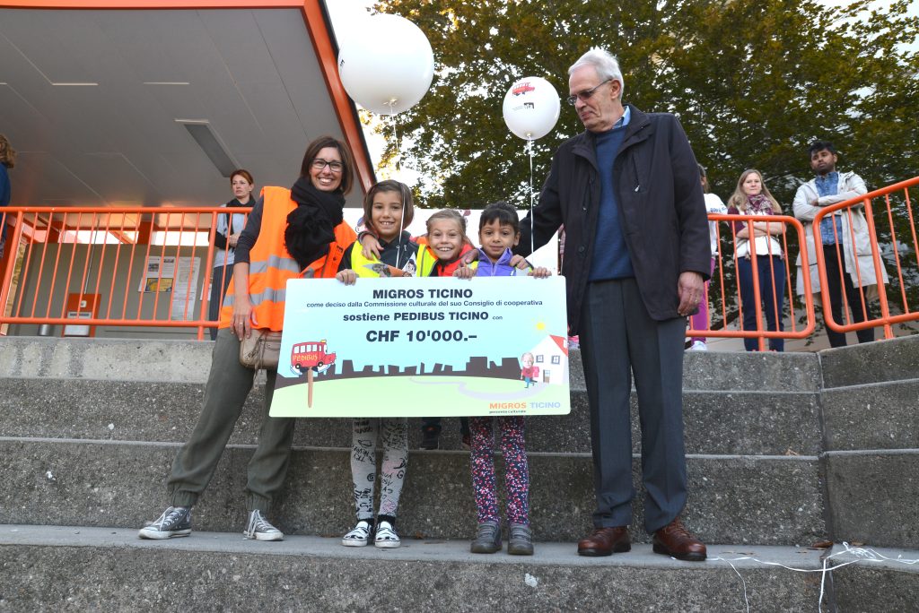 La consegna del premio da parte del Presidente della Commissione culturale Mario Colombo a Caterina Bassoli coordinatrice di Pedibus Ticino