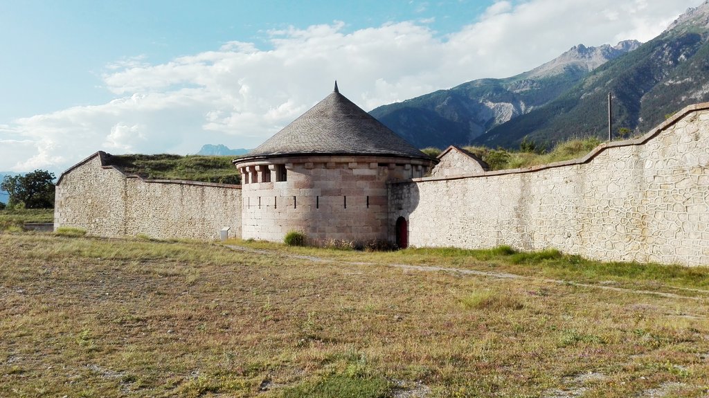 La lunetta di Arçon. Si tratta di una postazione avanzata collegata al fossato del bastione tramite un sotterraneo lungo 113 metri (D. Scarano)