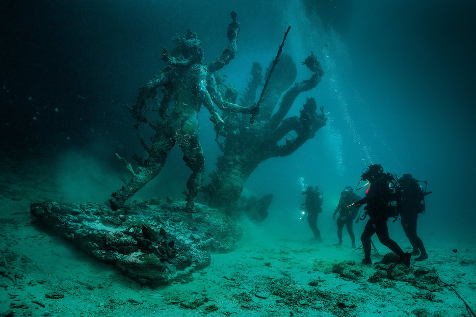 Damien Hirst, Hydra and Kali Discovered by Four Divers. (Photographed by Christoph Gerigk © Damien Hirst and Science Ltd. All rights reserved, DACS/SIAE 2017)