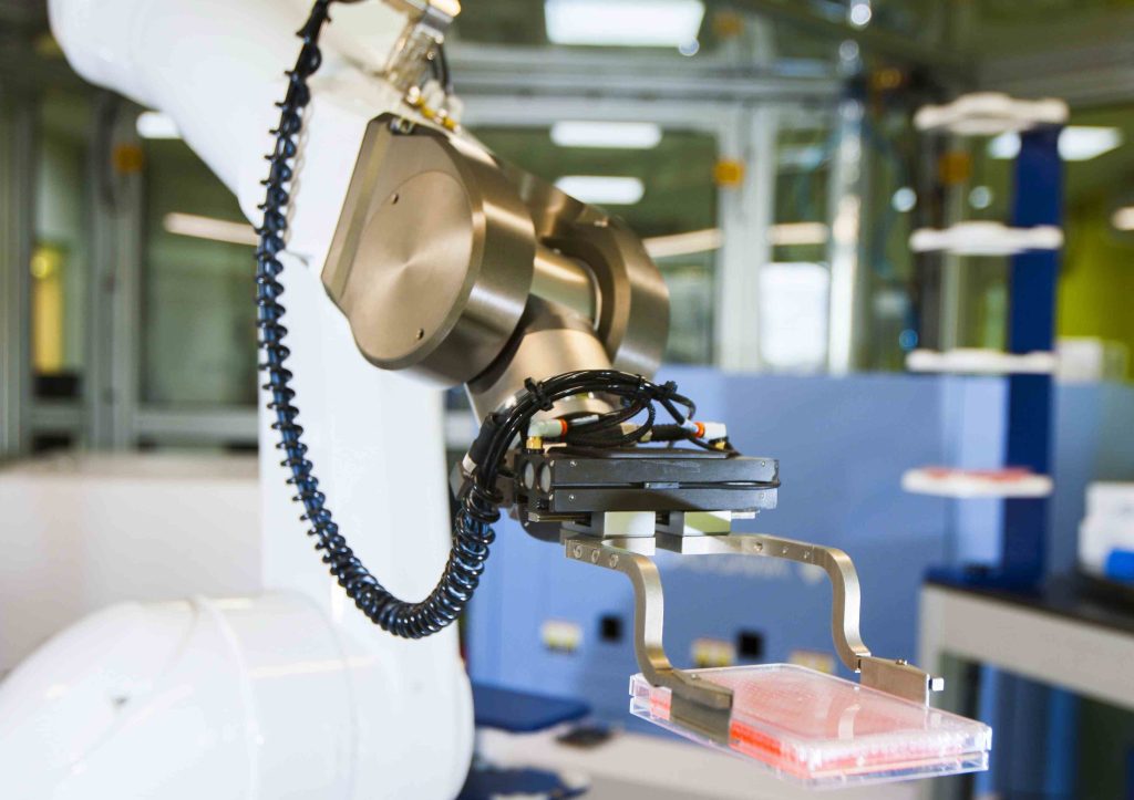 Robot al lavoro in un laboratorio di analisi (Keystone)