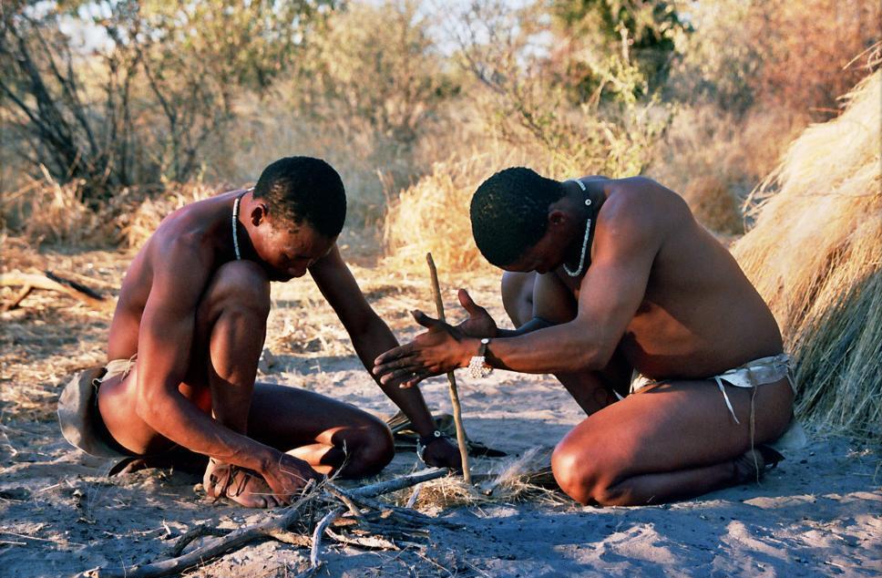 Due boscimani del Botswana (Isewell, Wikimedia, 2005)