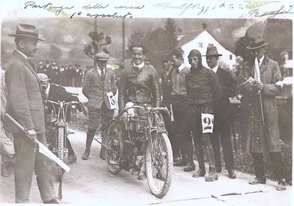 Augusto Rossi in una fotografia del 1922 (lanostrastoria.ch)