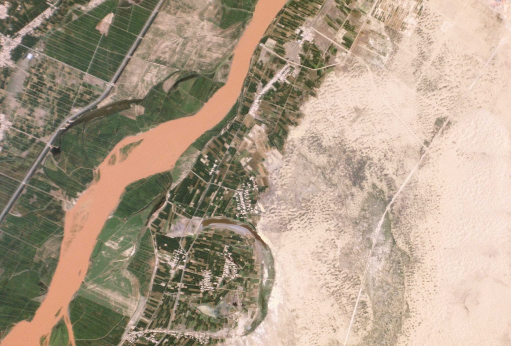 La lotta contro la desertificazione è già una realtà in queste zone confinanti con il Fiume Giallo nella Regione autonoma cinese di Ningxia Hui (Immagine satellitare di Planet Labs, wikimedia)