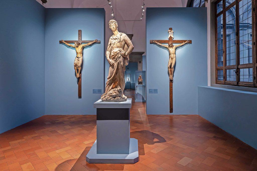 In primo piano Donatello  David Vittorioso 1408-1409; 1416 marmo, cm 191,5x78,5x42 (Palazzo Strozzi, © ElaBialkowskaOKNOstudio)