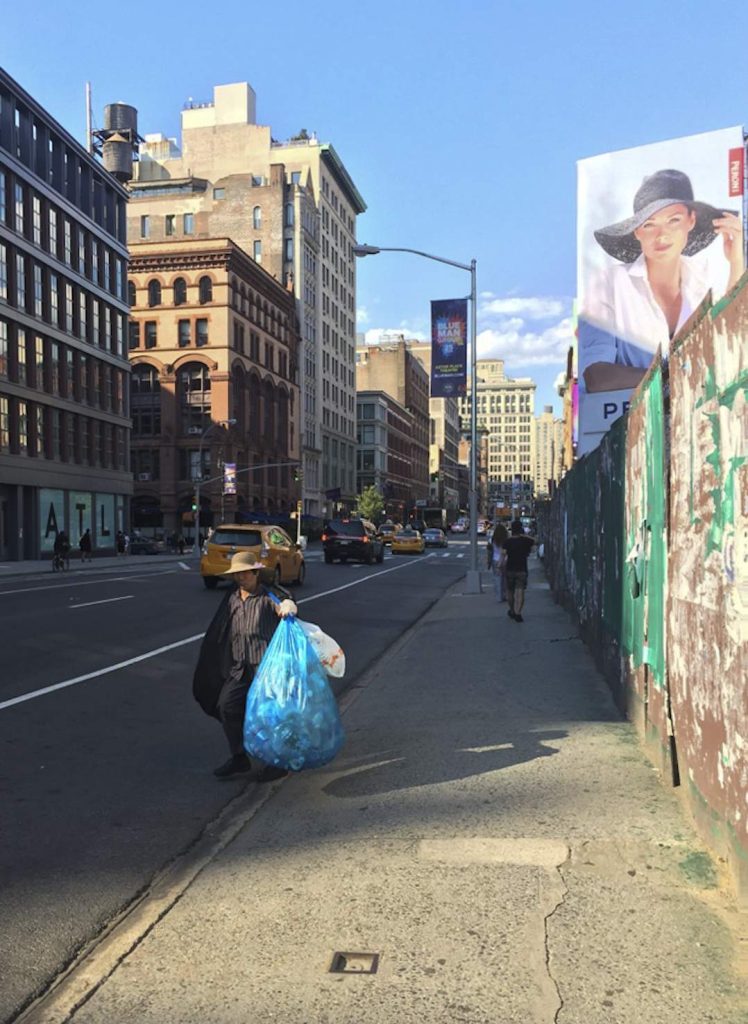 
Donna cinese che raccoglie lattine di alluminio a Manhattan