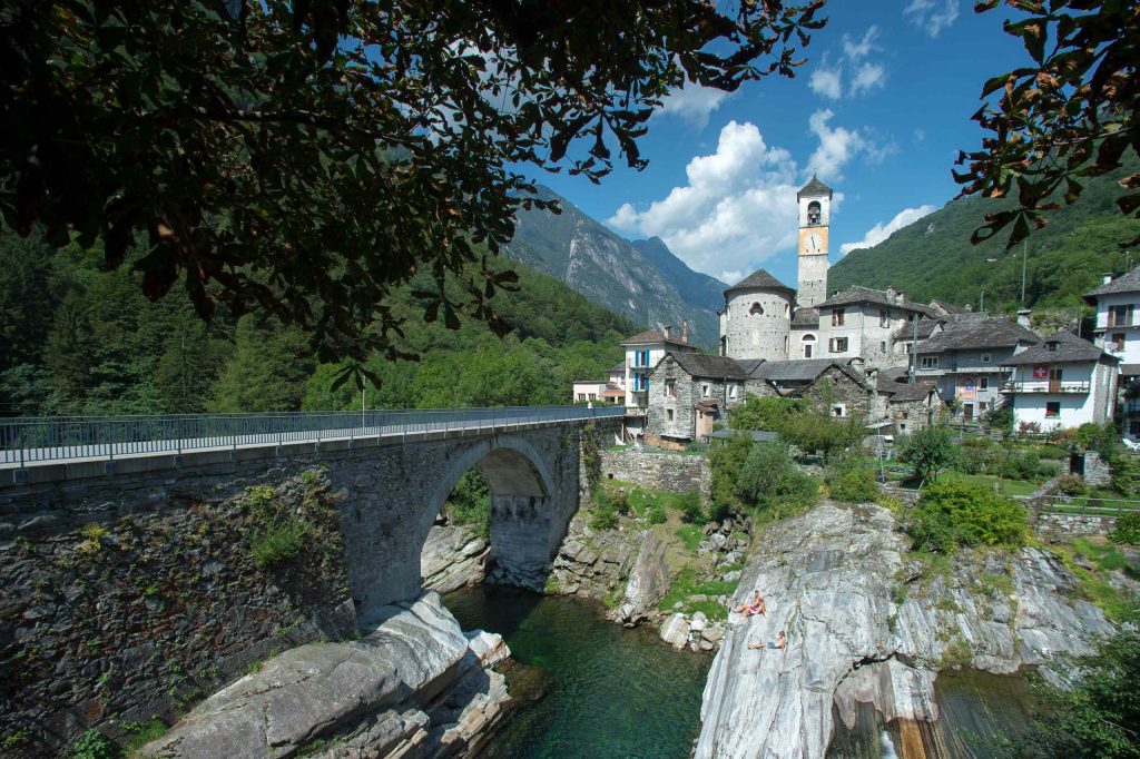 Il coordinatore dei progetti Alessandro Speziali auspica un equilibrio tra le esigenze del turismo e la vita in valle (Keystone)