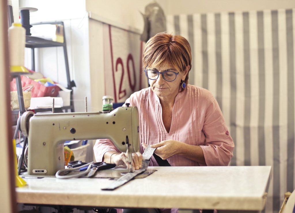 Nell’atelier Ri-taglio di SOS Ticino sono proposte attività sartoriali per ridare vita a capi di abbigliamento venduti poi nel negozio di Giubiasco (Pexels.com) 