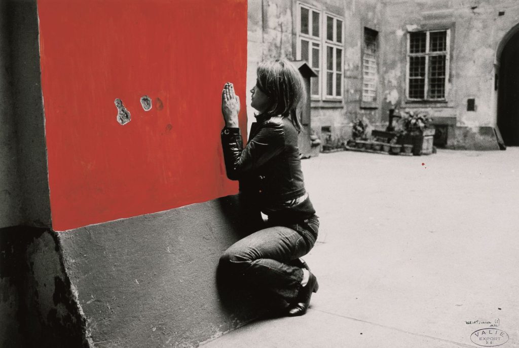 VALIE EXPORT, Verletzungen I,1972, ALBERTINA, Wien – The ESSL Collection (© VALIE EXPORT, 2022, ProLitteris, Zurich, Foto di Hermann Hendrich)