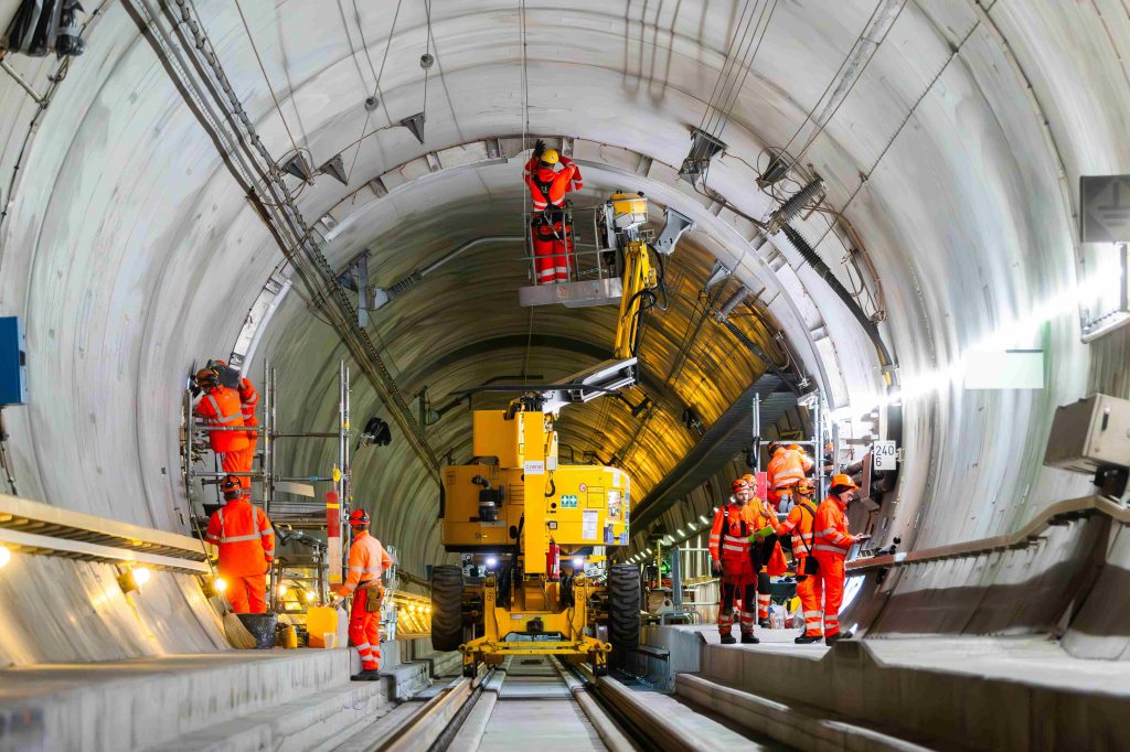 Squadra di operai impegnati nei lavori di ripristino della Galleria di base del San Gottardo, nel maggio 2024, nei pressi di Faido (Keystone)
