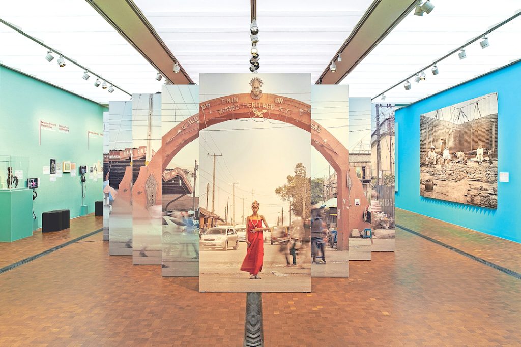 L’installazione del fotografo documentarista Omoregie Osakpolor dal titolo Eingang zur Igun Street, un omaggio alla storia presente, passata e futura del Benin (© Museum Rietberg)