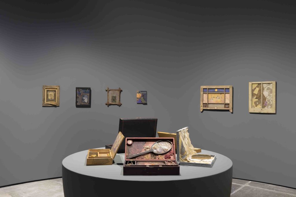 Betye Saar: Uneasy Dancer, Immagine della mostra, Fondazione Prada, Milano
