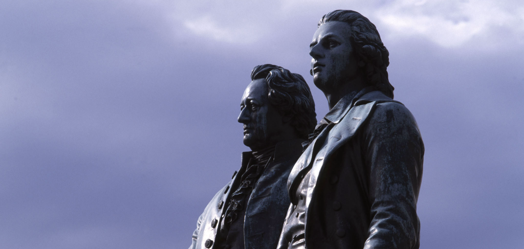 Goethe e Schiller ritratti nel monumento di Ernst Rietschel a Weimar davanti al Nationaltheater (Keystone)