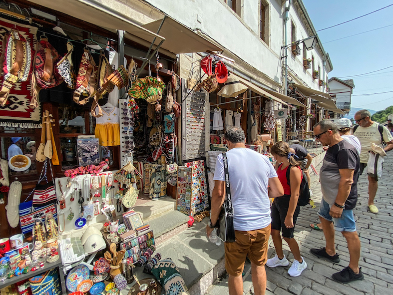Turisti osservano le bancarelle