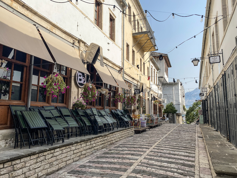 Bazaar di Gjirokastra la mattina presto: quiete prima della tempesta