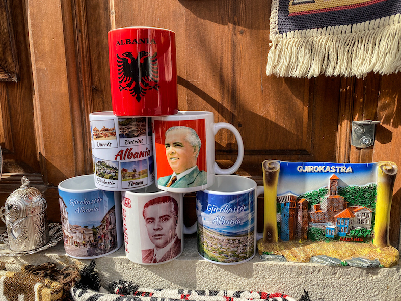 Souvenir più o meno pacchiani da Gjirokastra: le tazze con il volto dell’ex dittatore Hoxha