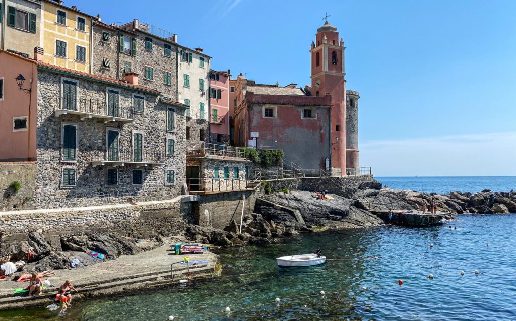 Tellaro, sullo sfondo la chiesa di San Giorgio, costruita nel XVI secolo