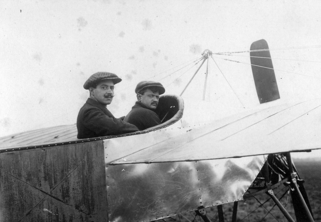 G. Caproni con il pilota svizzero Enrico Cobioni uno dei primi collaudatori e autore di molti record mondiali con i monoplani nel 1912