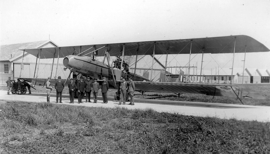 G. Caproni di fronte a un Ca 46 bombardiere progettato per il grande progetto caproni interalleato nel 1918 