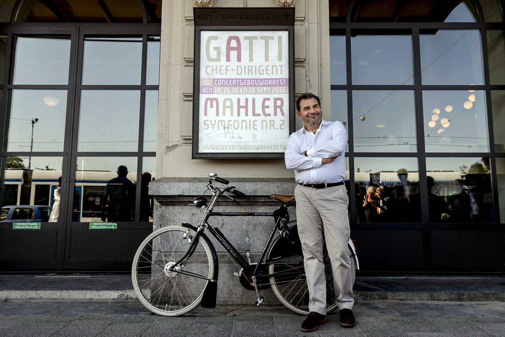 Daniele Gatti in una posa informale