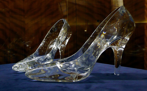 Vere scarpe di cristallo realizzate da Dartington Crystal e presentate a Plymouth nel 2008 (Wikipedia)