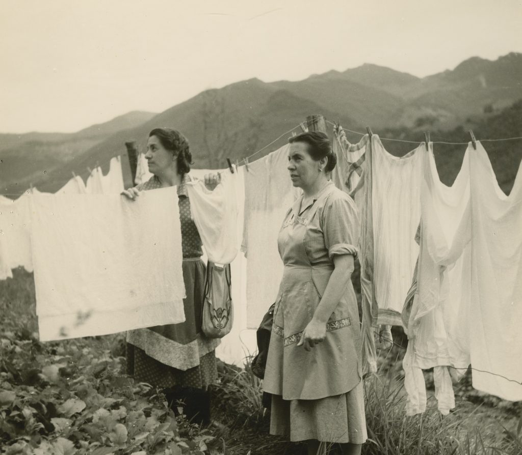 Roveredo, 1960 ca.: Ilde Mauri Mini e Alice Mini tra i fili del bucato, fotografia di Edouard Aebi (Acvc)