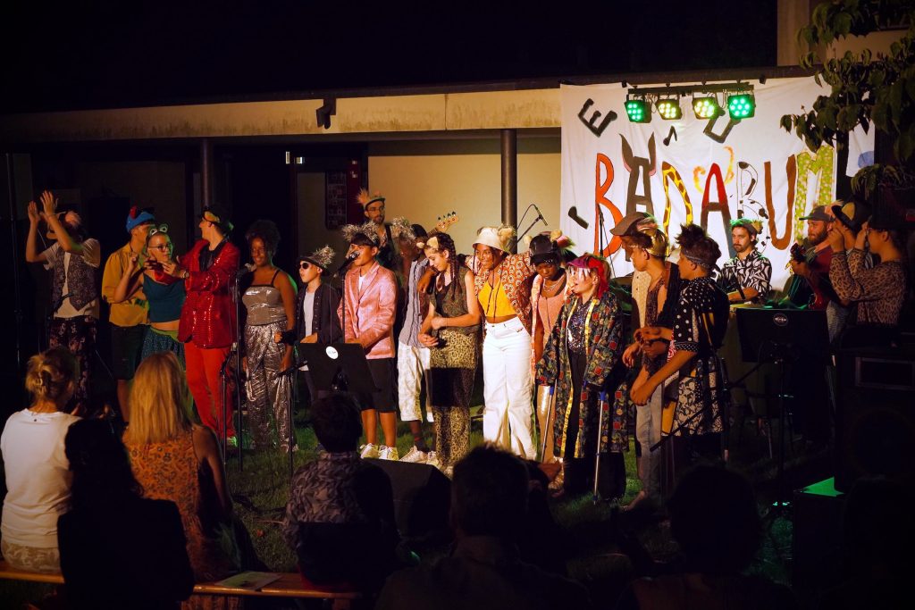 I ragazzi della colonia dell’estate 2023 sul palco alla fine di uno dei loro concerti (www.giullari.ch)