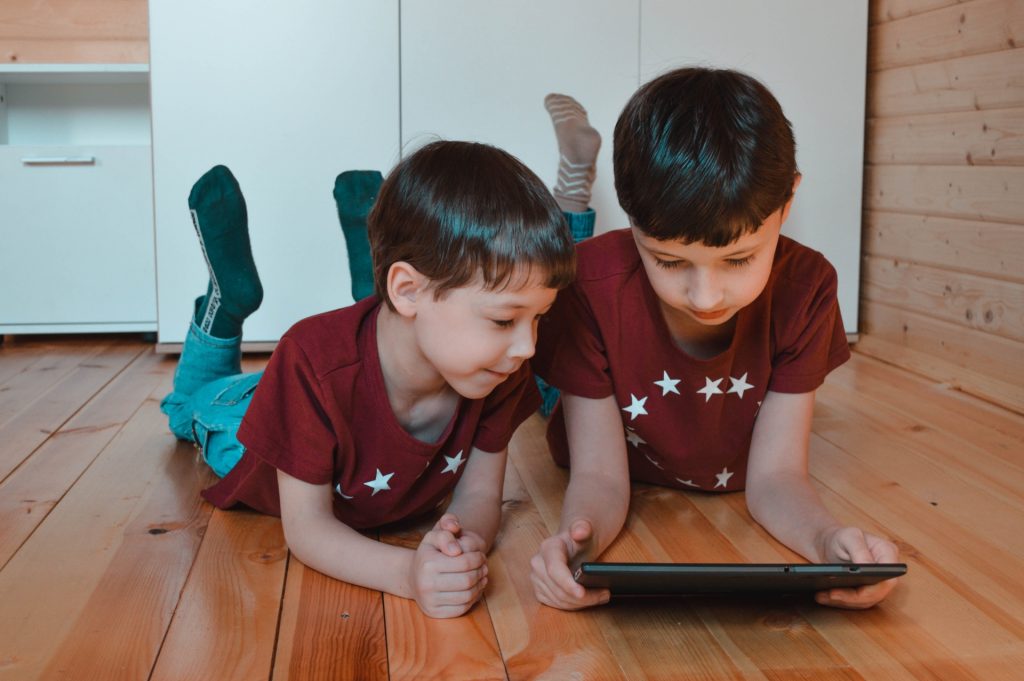 I genitori devono farsi raccontare dai propri figli ciò che vedono e fanno con gli schermi (Shutterstock)