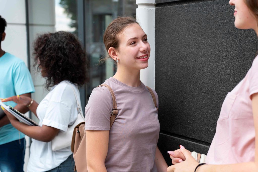 Diversi studi sostengono che l’educazione fra pari rappresenti il metodo più efficace per parlare di prevenzione con i giovani (Freepik.com)