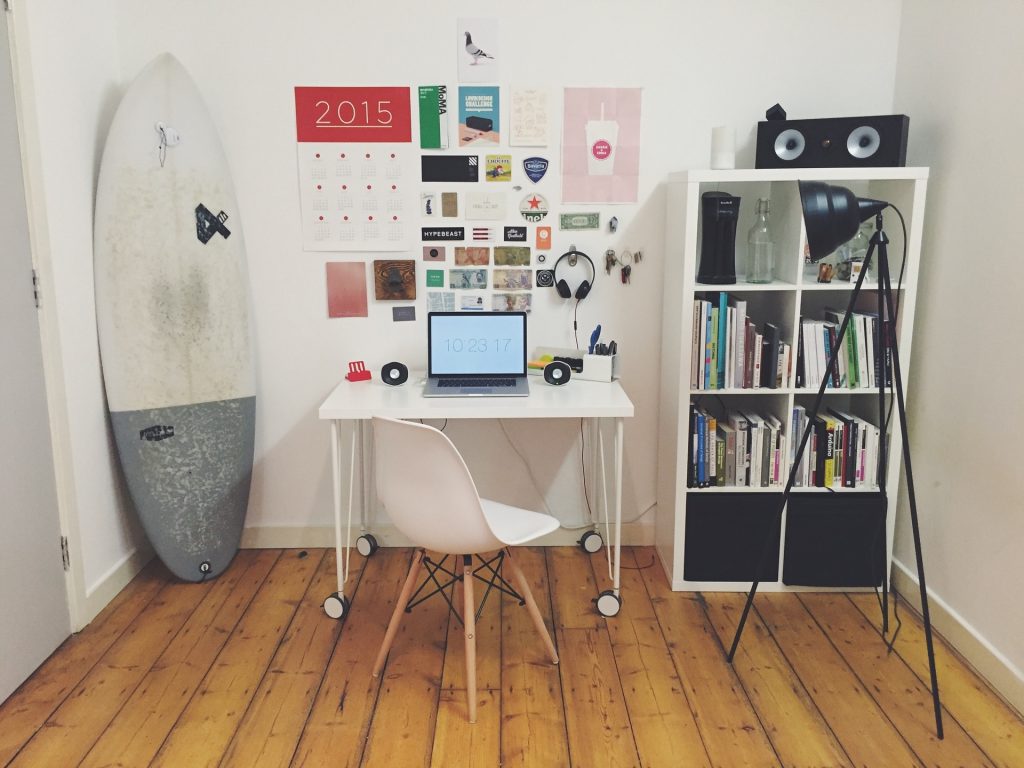 L’ufficio del surfista: passioni e affetti popolano sempre più gli spazi lavorativi (Pixabay)