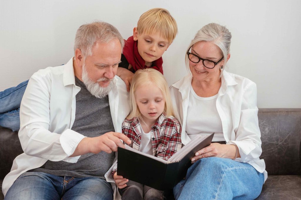 Spesso i nonni sono rappresentati in modo zuccheroso, in una cornice «da pubblicità natalizia», ma a volte la vita è più complicata e faticosa (Pexels.com)